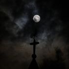 Mond mit Kirchturm