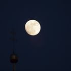 Mond mit Kirchturmspitze