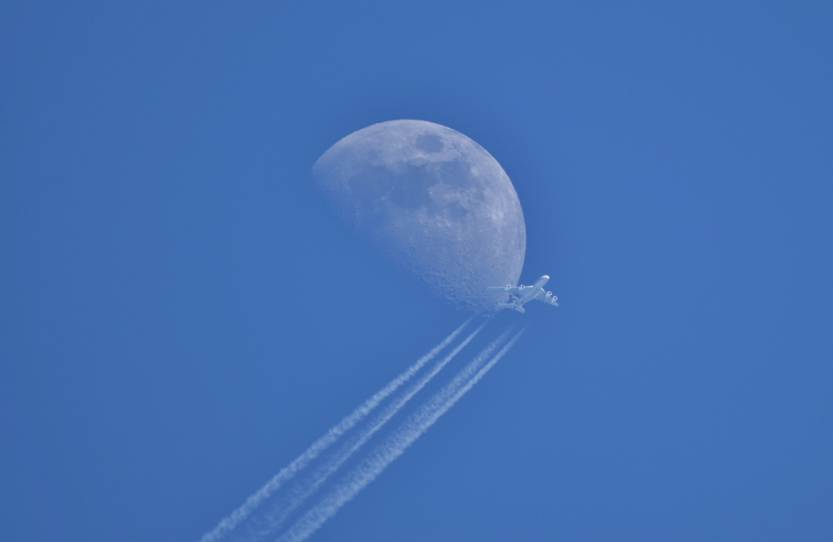 Mond mit Lufthansa A380