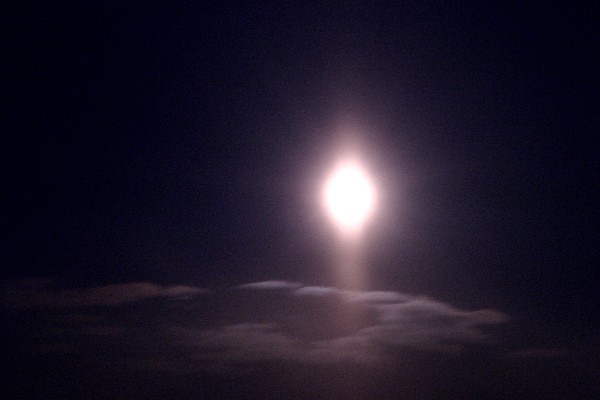 Mond mit oberer und unterer Lichtsäule