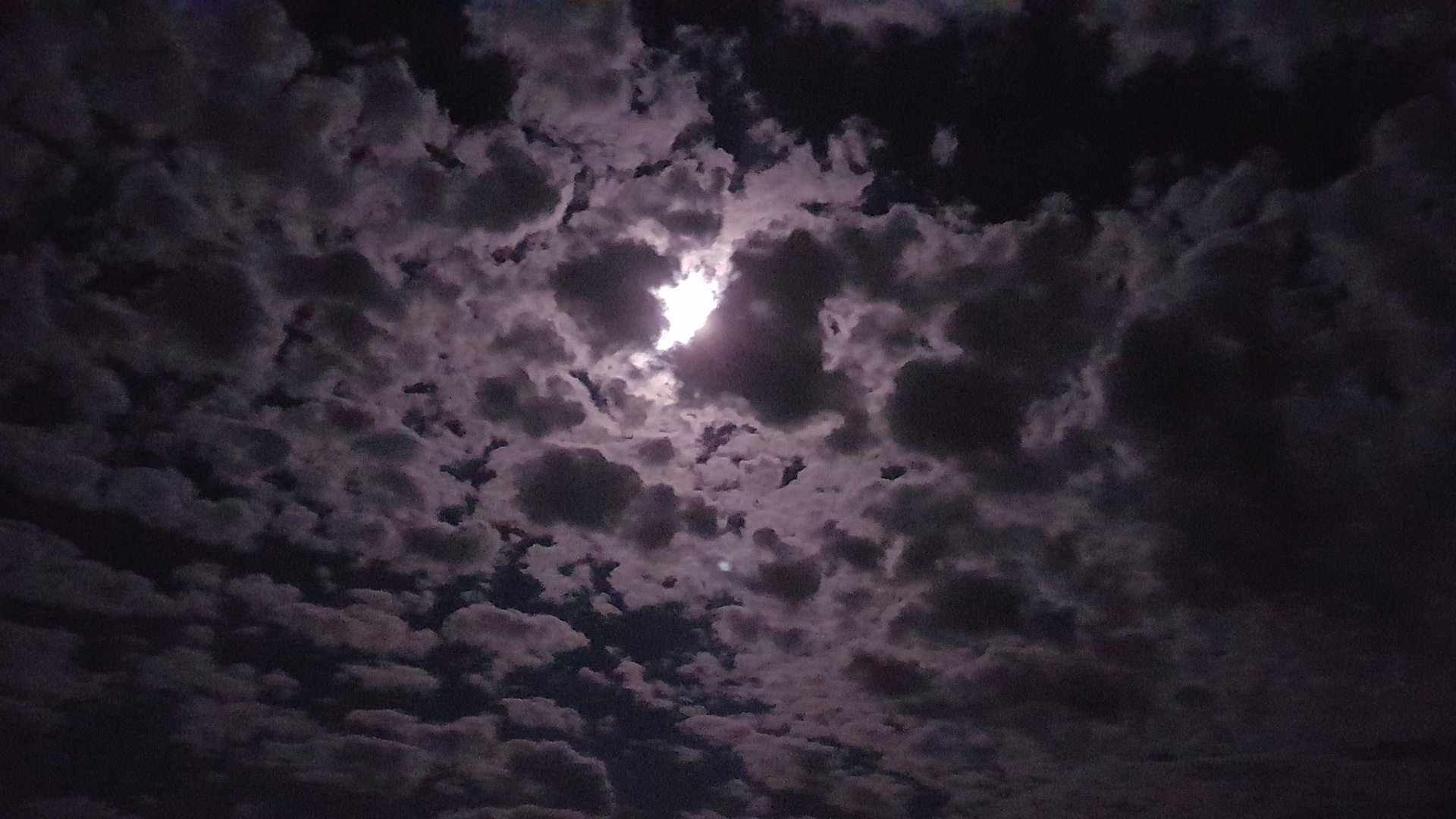 Mond mit Schäfchenwolken 1