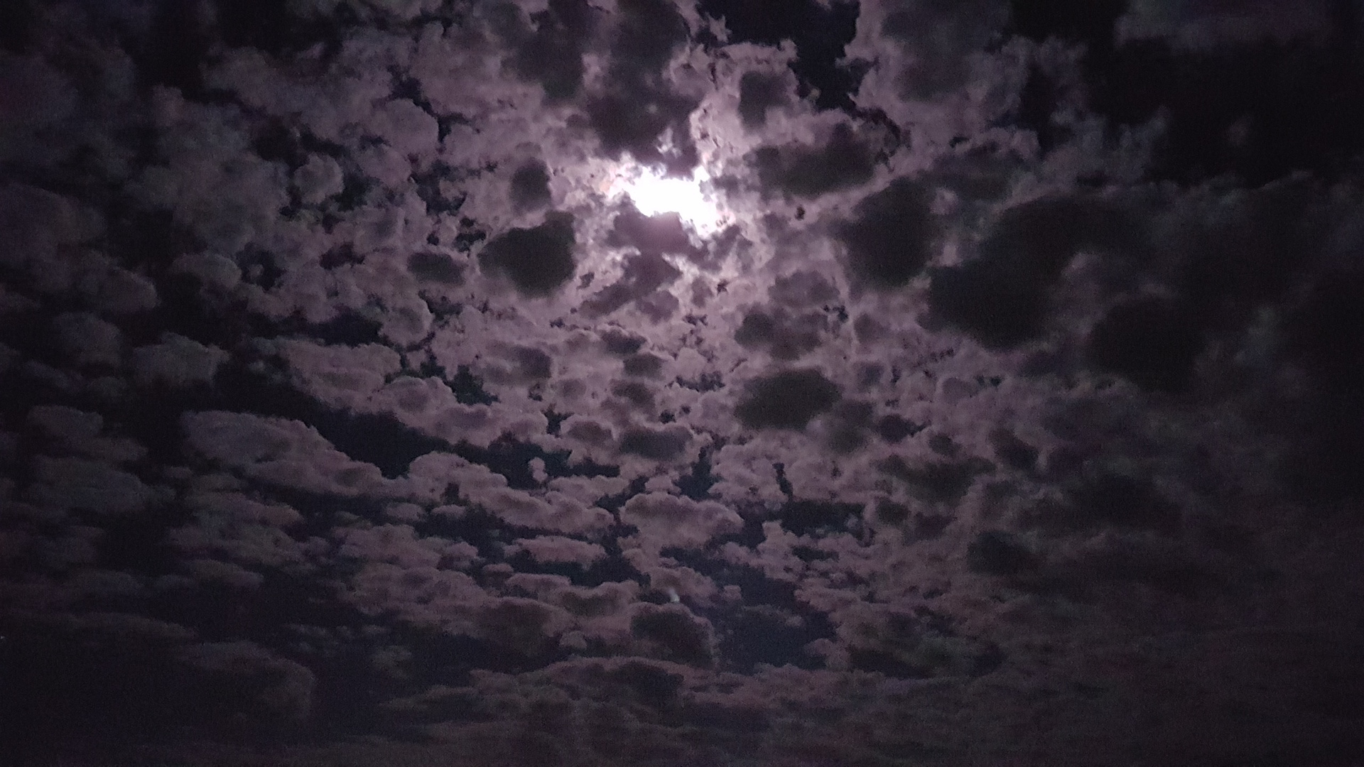 Mond mit Schäfchenwolken