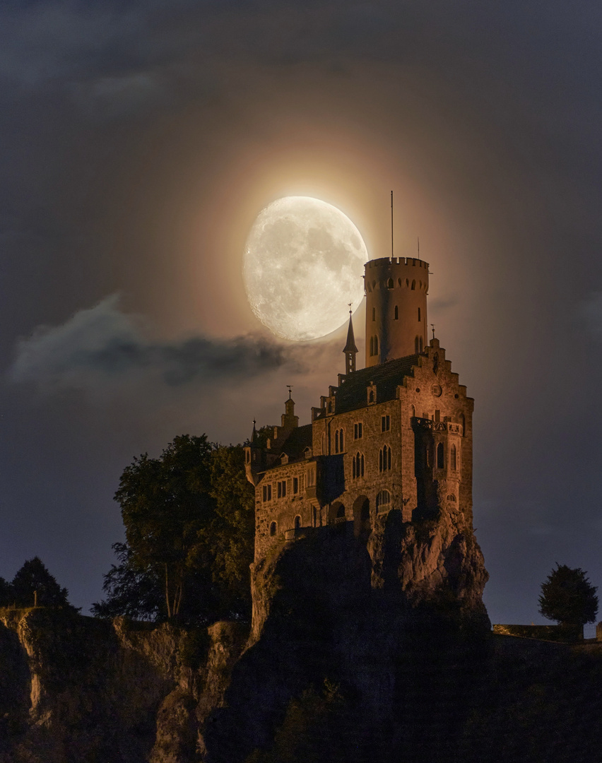 Mond mit Schloss Lichtenstein 