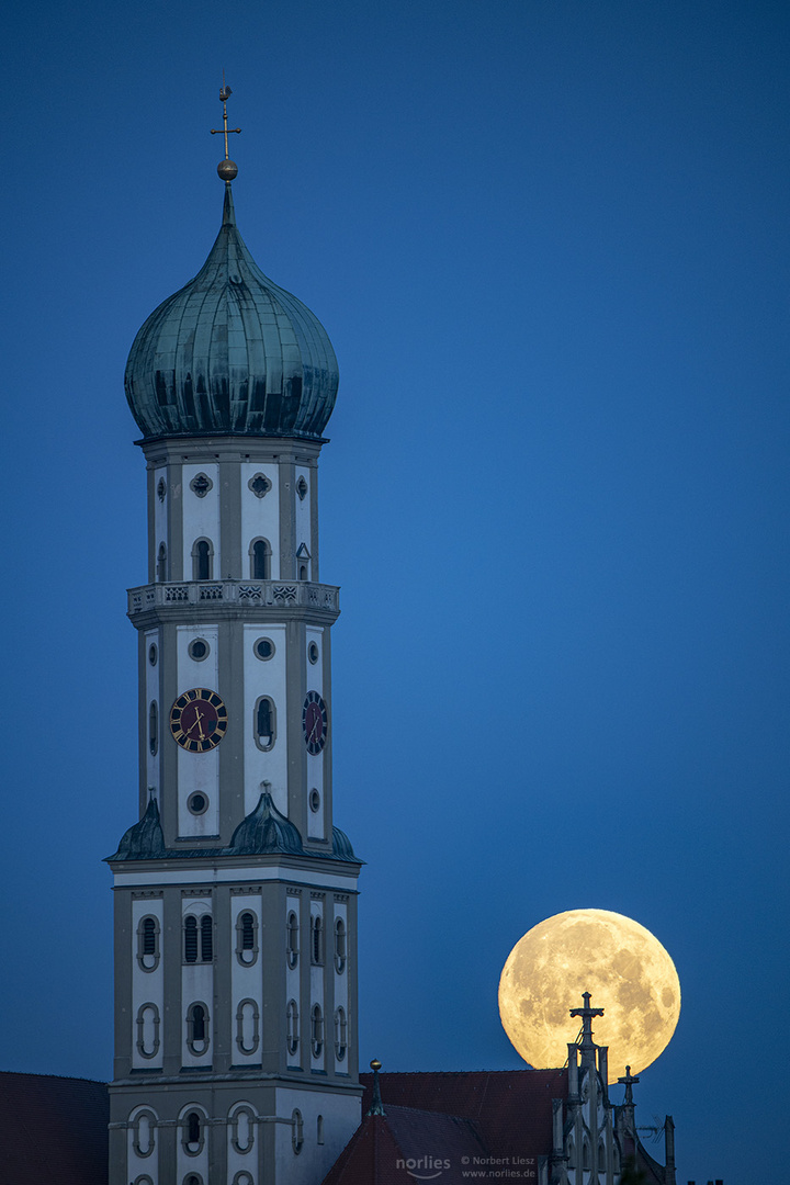 Mond mit Ulrichsbasilika