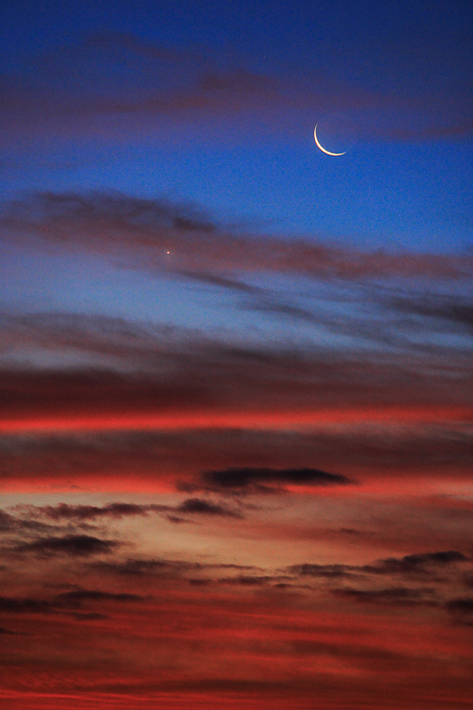 Mond mit Venus im Sonnenlicht