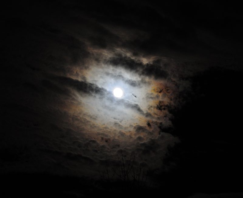 Mond mit Wolken