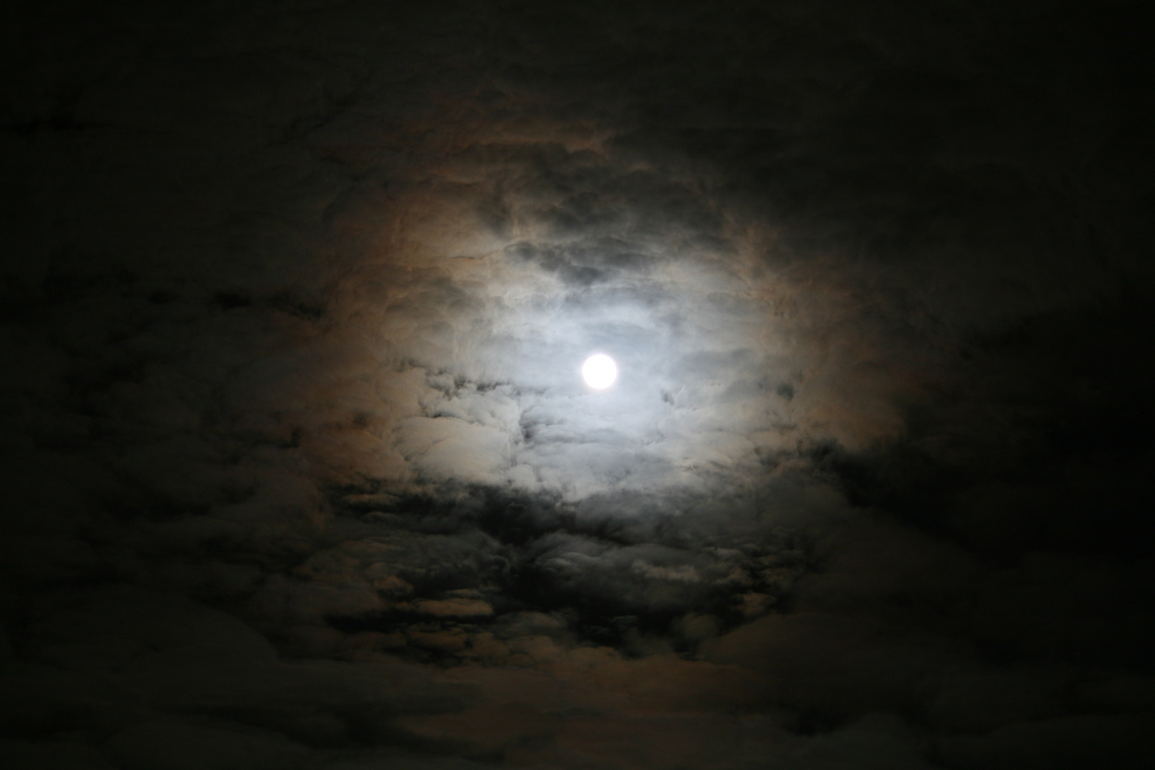 Mond mit Wolken
