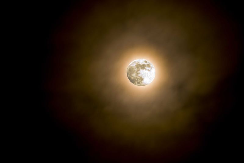 Mond mit Wolken