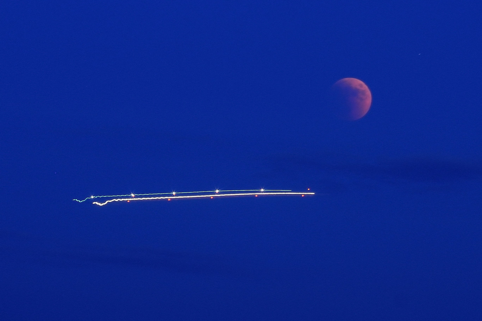 Mond mit zwei Spuren