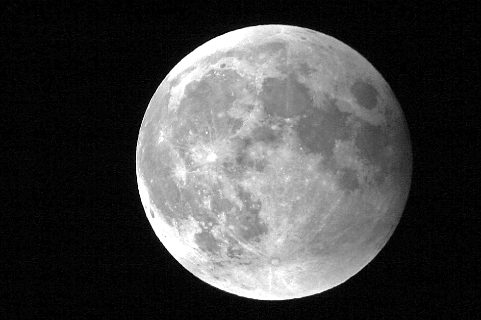 Mond nach der Finsternis am 15.6.2011 - da war er wieder ganz! :-)