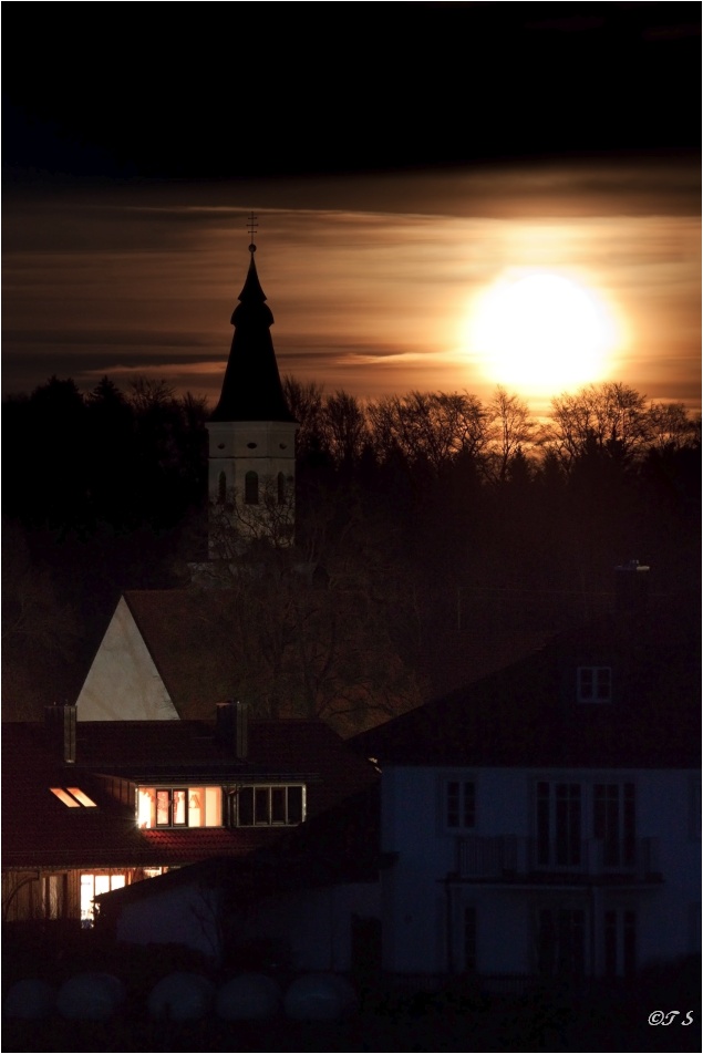 Mond neben Kirche