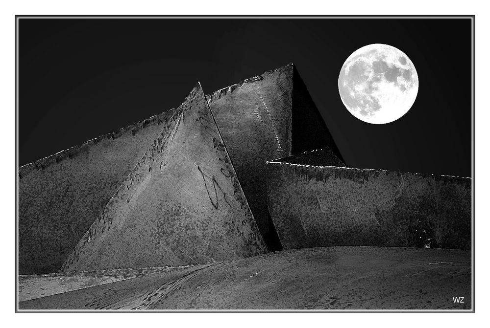 Mond + Stahl"pyramide"