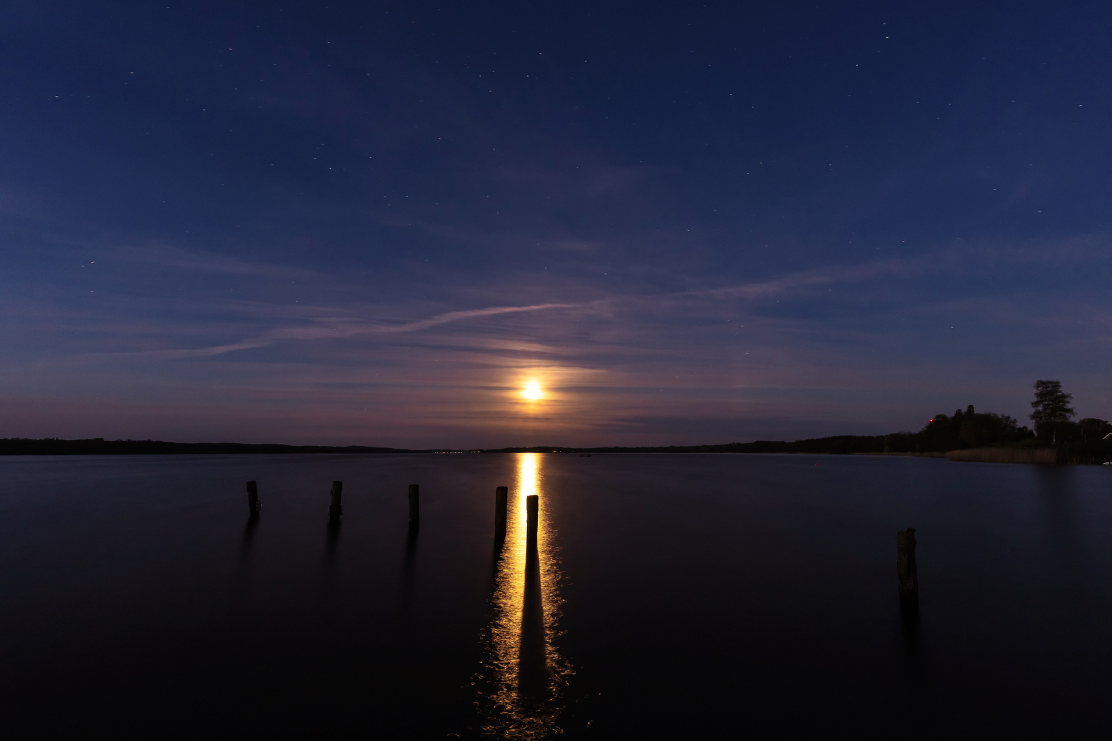 Mond & Sterne über dem See