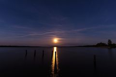 Mond & Sterne über dem See