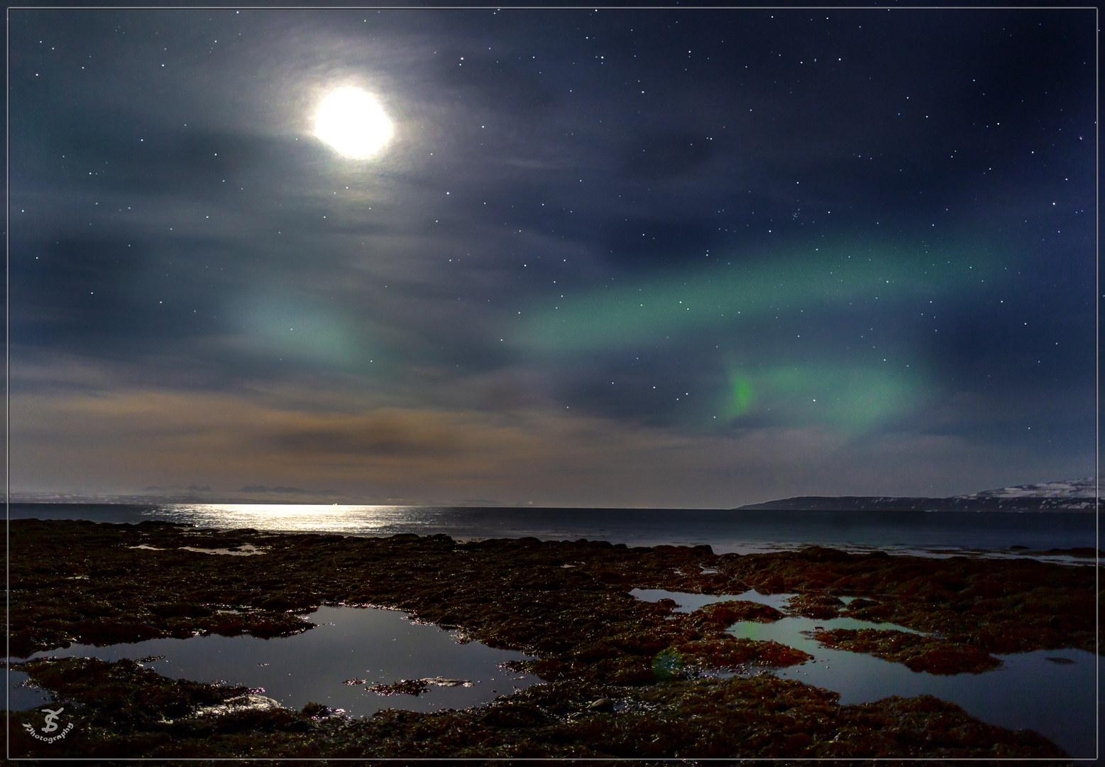 Mond, Sterne und die Aurora borealis über Búðardalur 