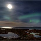 Mond, Sterne und die Aurora borealis über Búðardalur 