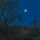 Mond strahlt über der Ruhr