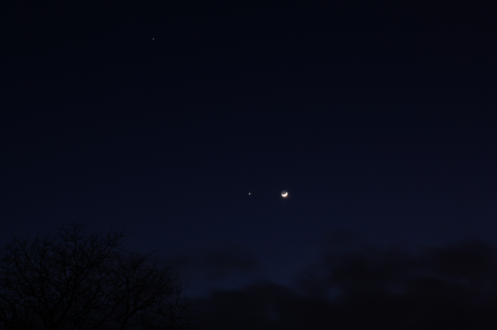 Mond trifft Venus und Jupiter schaut zu (25.02.2012)