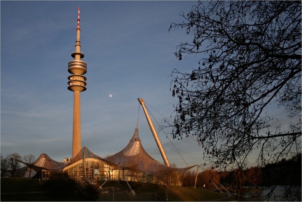 "Mond tritt in den Hintergrund"