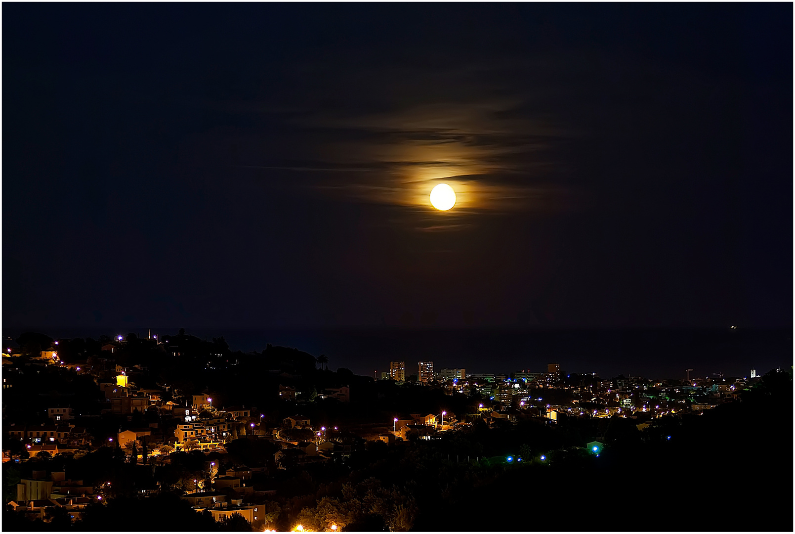 Mond über Antibes