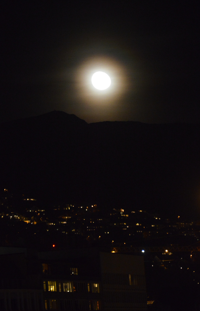 Mond über Bergen