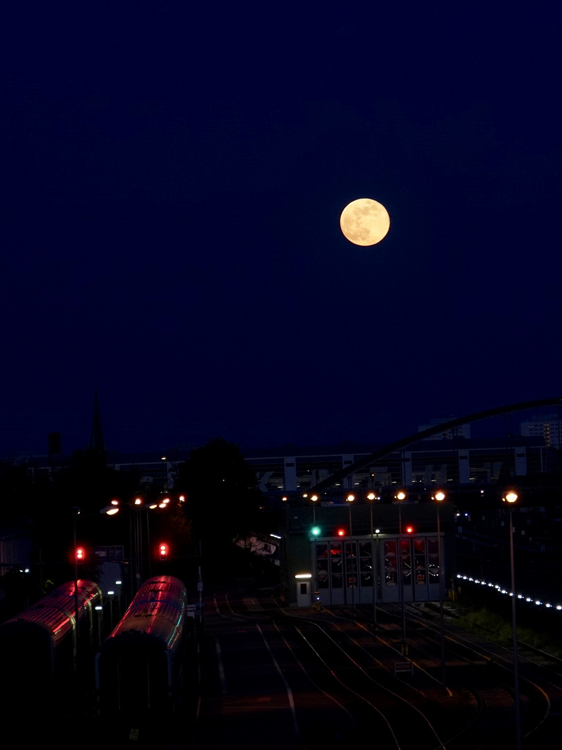 Mond über Berlin