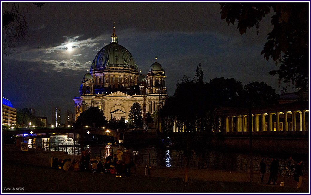 Mond über Berlin