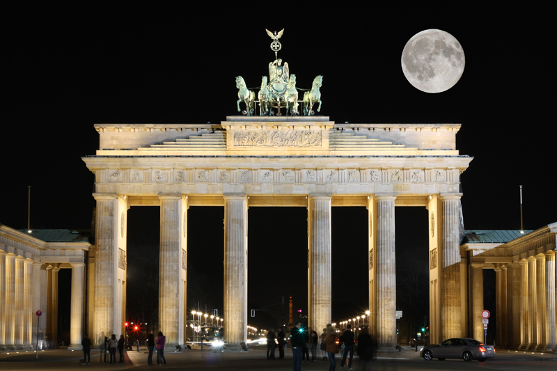 Mond über Berlin