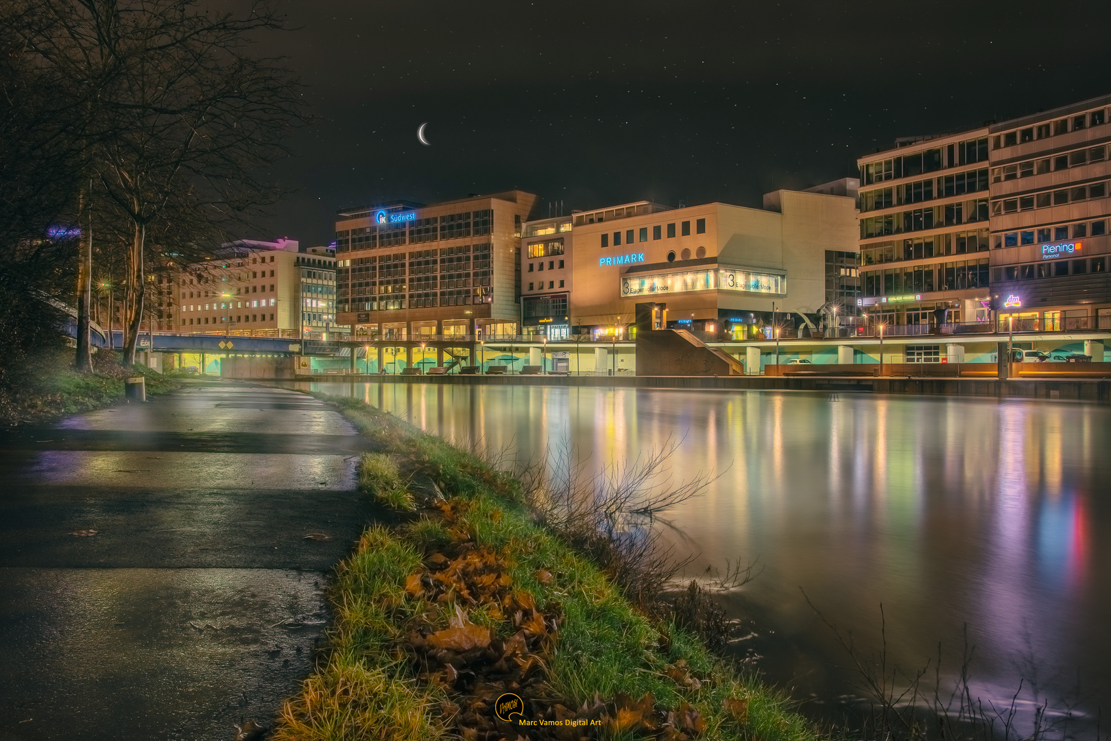 Mond über Berliner Promenade