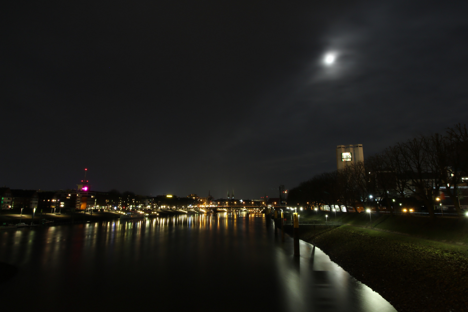 Mond über Bremen
