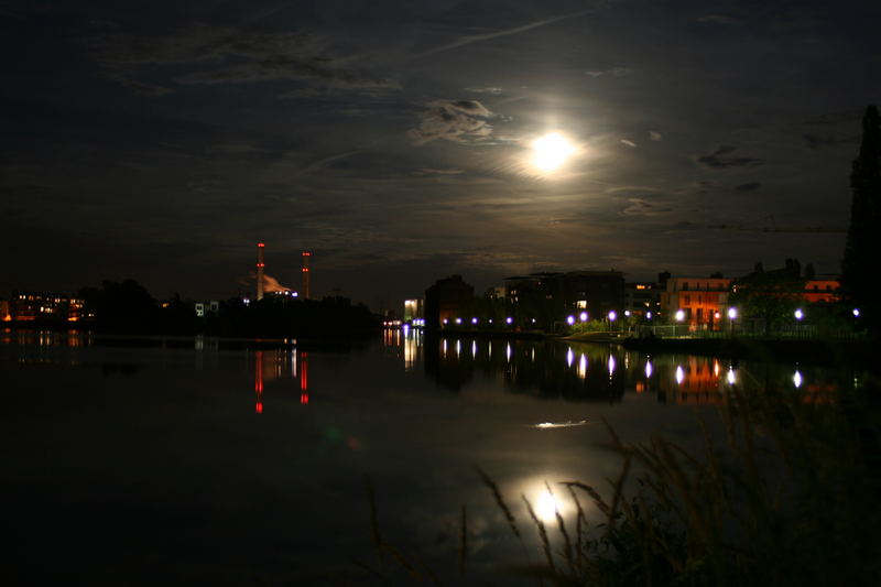 Mond über Bucht