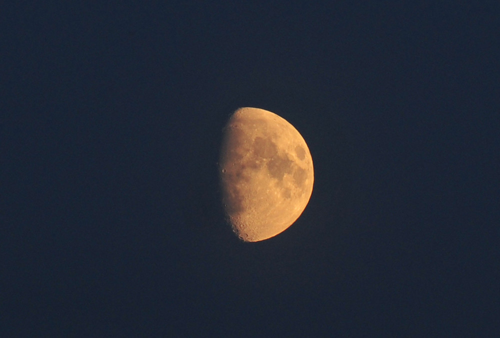 mond über burg in dithmarschen, dem schönsten stück erde auf dieser welt