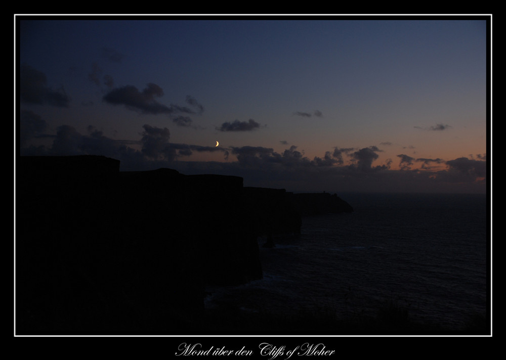 Mond über Cliffs of Moher