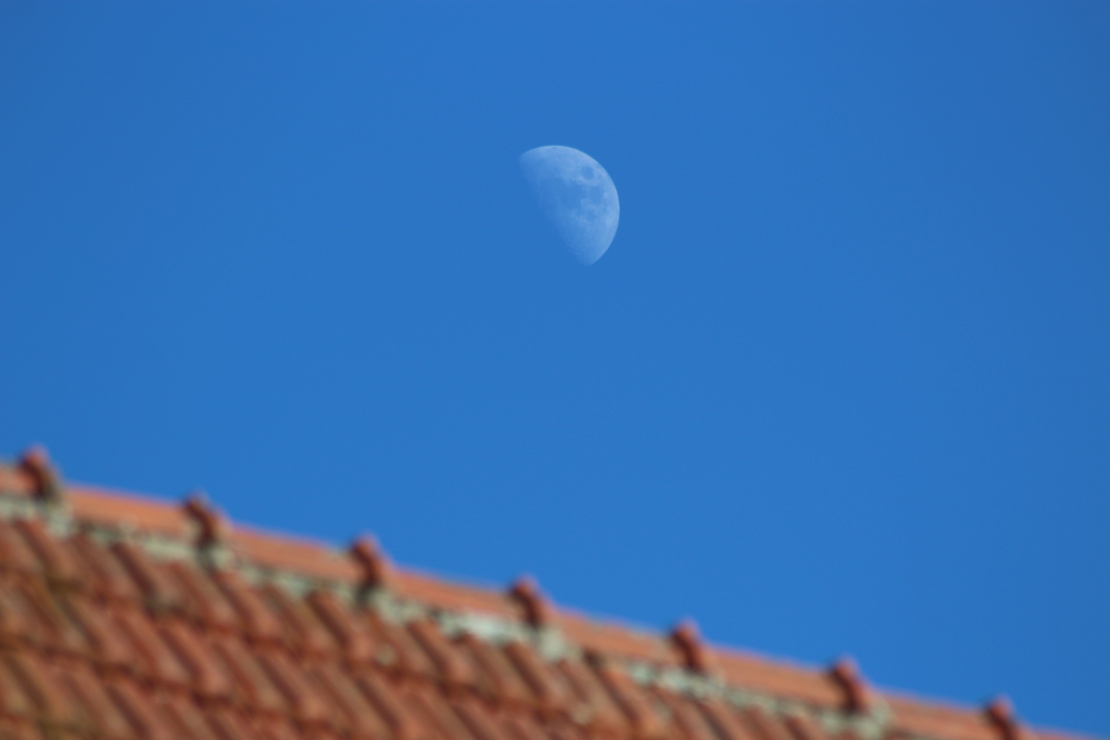 Mond über Dach