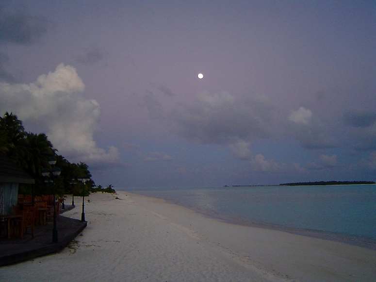 Mond über dem Ari Atoll