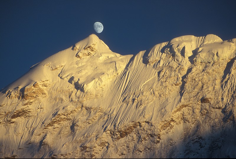 Mond über dem Baruntse