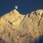 Mond über dem Baruntse