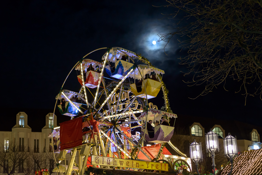 Mond über dem Bonner Weihnachtsmarkt