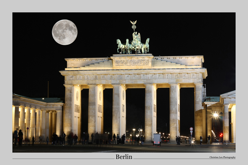 Mond über dem Brandenburger Tor