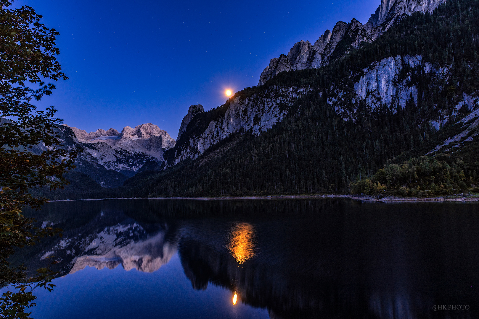 Mond über dem Dachstein