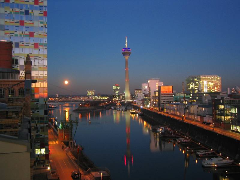 Mond über dem Düsseldorfer Medienhafen