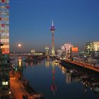 Mond über dem Düsseldorfer Medienhafen