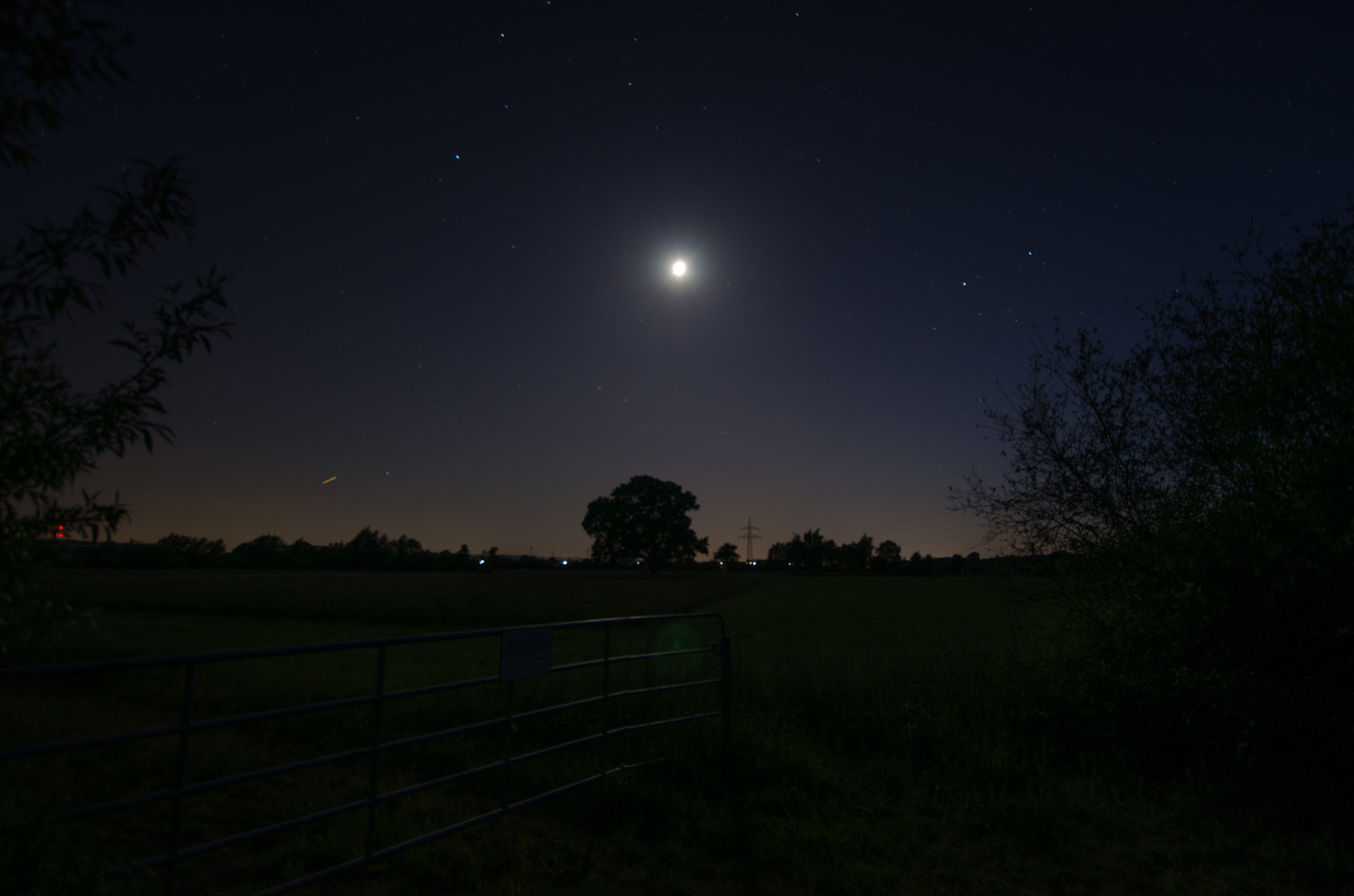 Mond über dem Feld