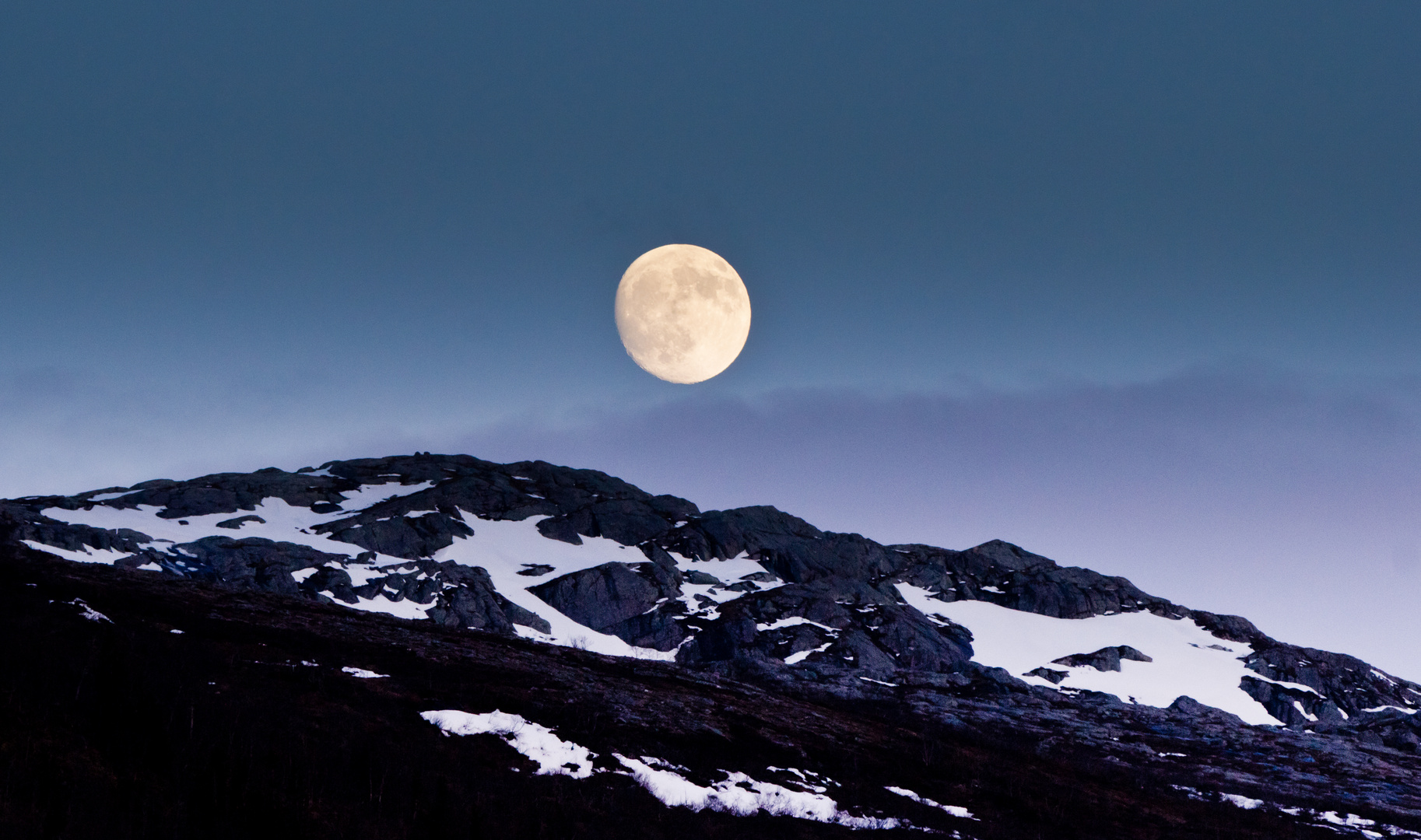 Mond über dem Fjell