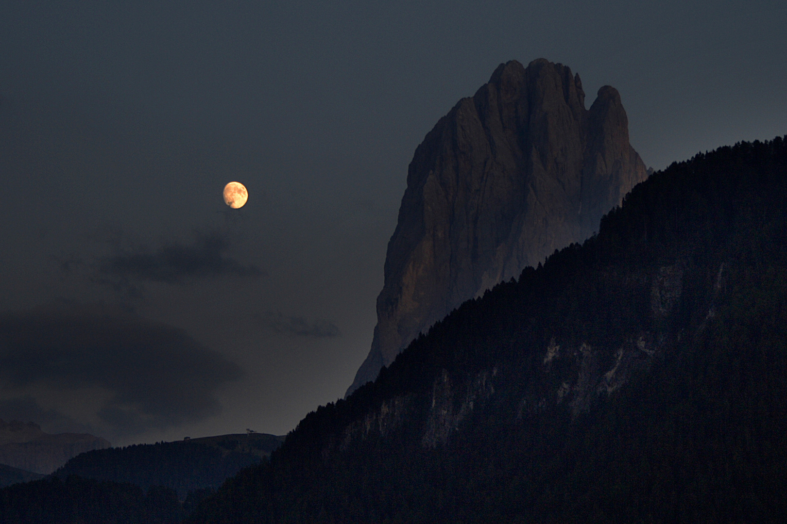 Mond über dem Grödner Tal