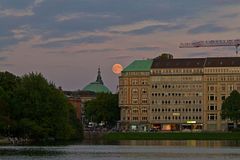 Mond über dem Hauptbahnhof