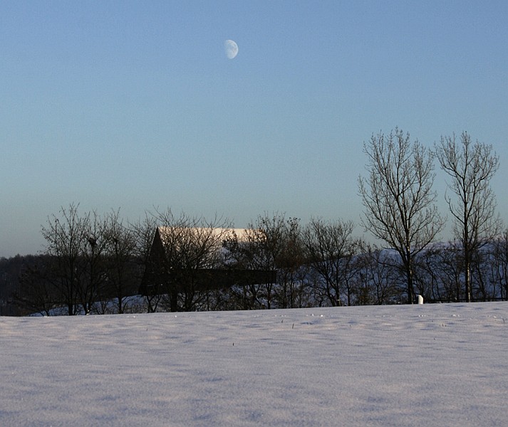 Mond über dem Hof