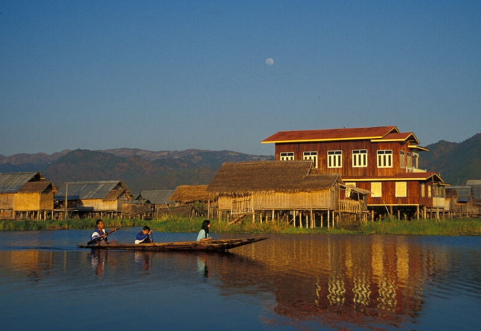 Mond über dem Inle-See