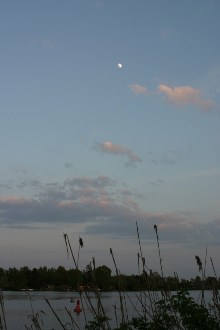 Mond über dem Kanal