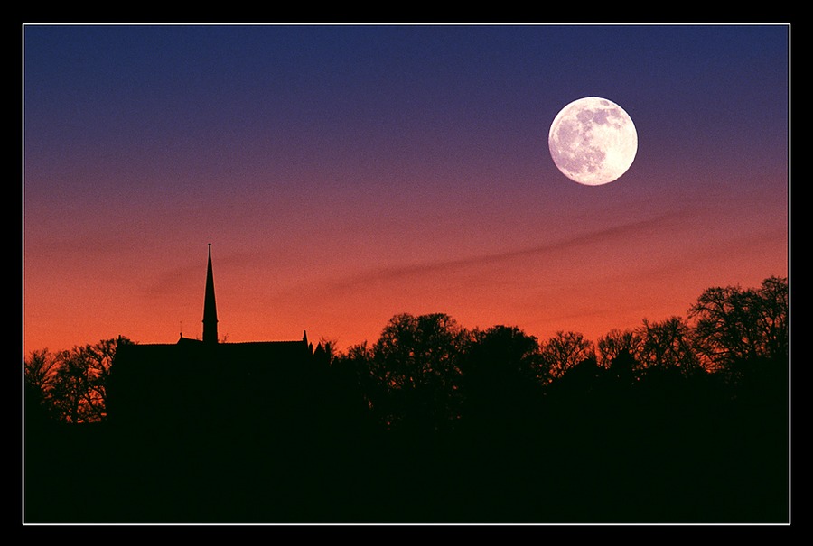 Mond über dem Kloster